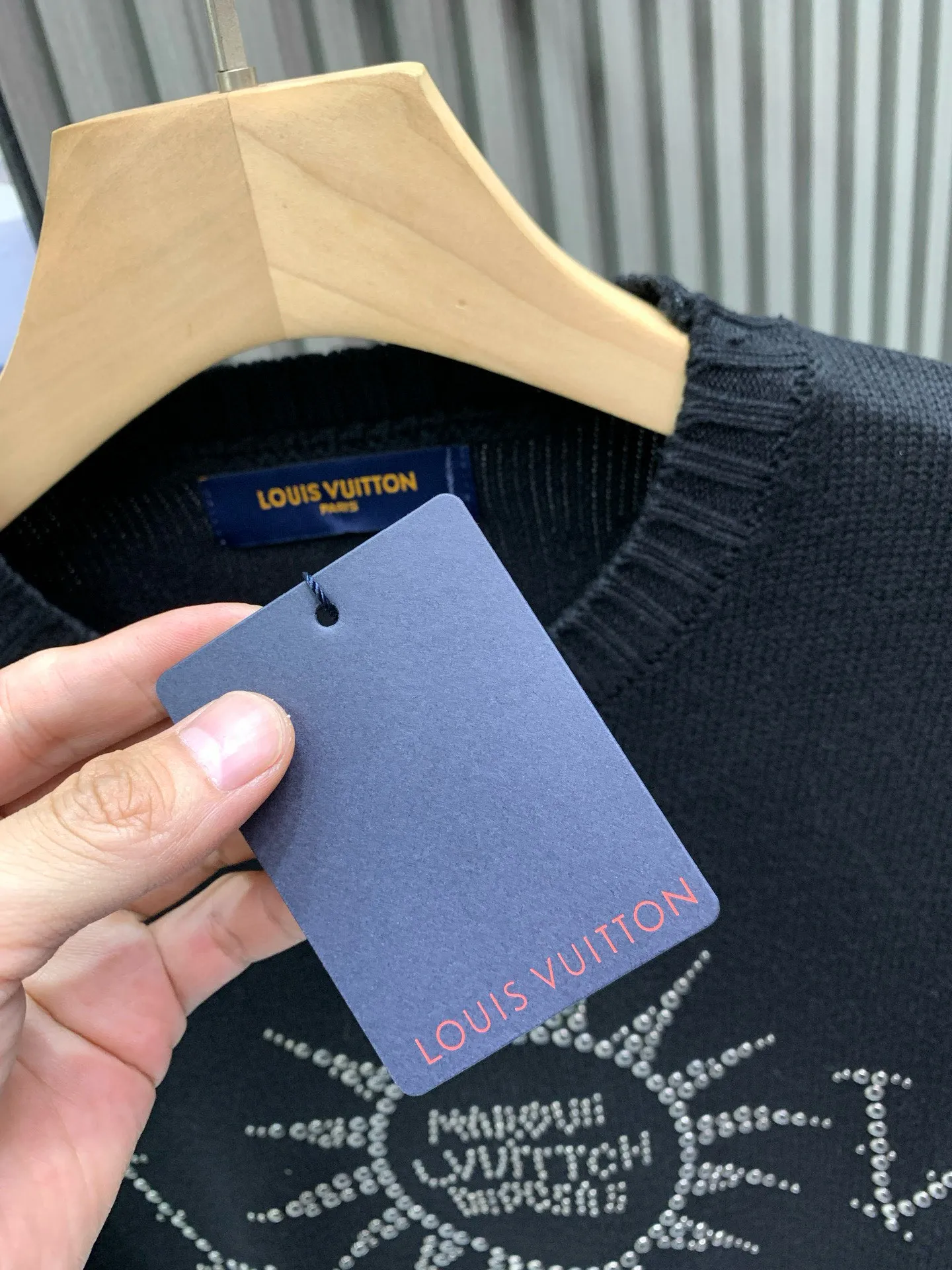 🅿️360 🀄️ Louis Vuitton Louis Vuitton Sun Beaded Woolen Pullover Official website price: 33200￥ (2315T) Purchase the original version for coloring [1:1 coloring and final dyeing] The color similarity is as high as 98%. The wool is woven with customized [70% premium goat hair]. The thermal performance of woolen wool fabric is very good due to the natural warmth of wool fiber. Woolen wool fabrics can keep you warm in the cold winter. In addition, woolen wool fabrics have good breathability and will not feel stuffy even in humid environments. Secondly, woolen wool fabrics are also very soft and comfortable. Due to the natural softness of wool fibers, woolen wool fabrics feel very soft and comfortable to wear. In addition, the texture of woolen wool fabrics is also very soft and will not irritate the skin. This hot drill is extremely heavy-duty. There are [6 sets of cannonballs of different sizes] on it, so it is particularly easy to move, so it can only be placed separately by hand. The beads are individually [manually positioned] from large to small, and finally they are bonded and drilled. The process is extremely complicated and cumbersome. The material used for the beads is very strong and the hard buckles will not fall off. The quality is very high.